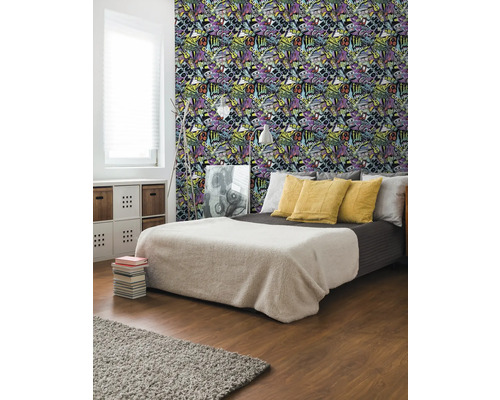 Sovrum med säng och tapet med graffitimotiv