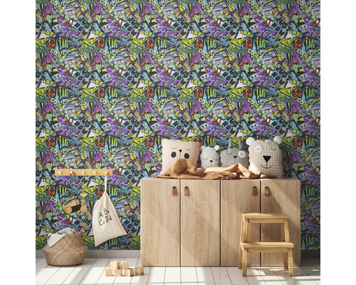 Rum med tapet med graffitimönster, träskåp, dekorativa kuddar och en liten pall