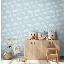 Barnrum med moln- och regnbågstapet, träskåp och dekoration