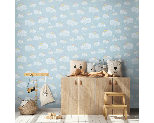 Barnrum med moln- och regnbågstapet, träskåp och dekoration