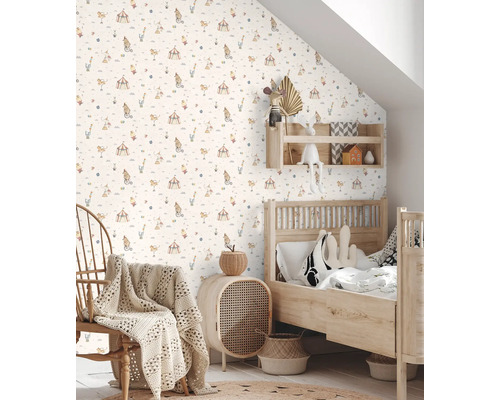 Barnrum med tapet med cirkustema, trämöbler och textilier.