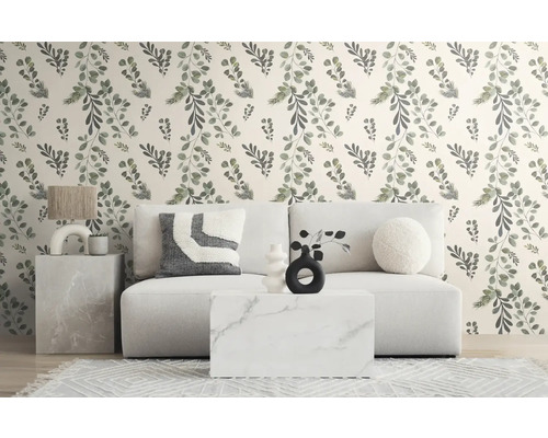 Dekorativt vardagsrum med blommig tapet, soffa och sidobord