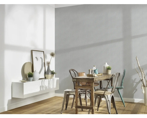 Ljust matrum med träbord, stolar och skänk