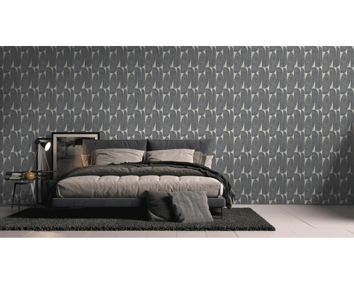 Sovrum med säng och grå tapet med abstrakt mönster