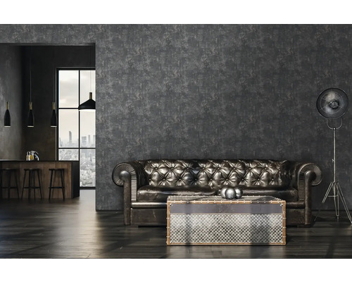 Vardagsrum med lädersoffa, soffbord och golvlampa mot en strukturerad vägg