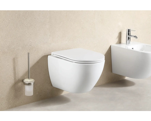 Vägghängd toalett, bidé och toalettborste i badrummet