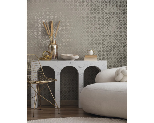 Scen med mönstrad tapet, konsol med dekorationer, stol och del av en soffa.