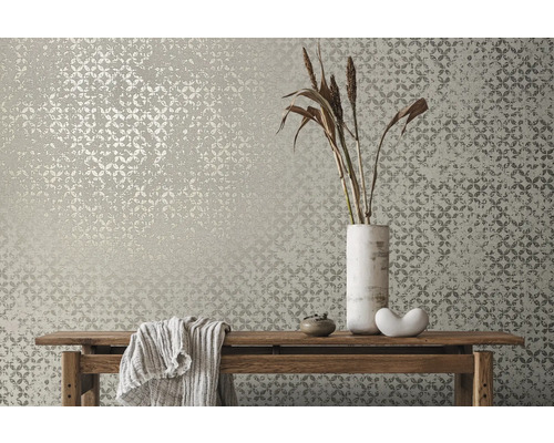 Dekorativ tapet med cirkelmönster och bord med vas som inredning