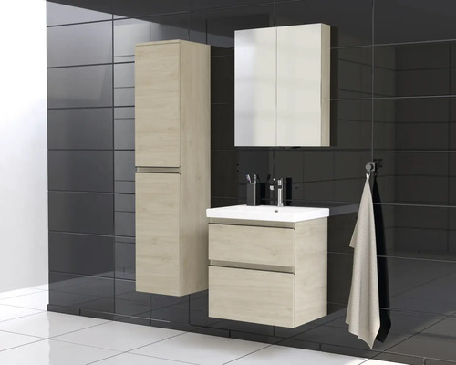 Badrum med tvättställsskåp, spegelskåp och högskåp