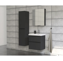 Badrum med tvättställsskåp, spegelskåp och högskåp