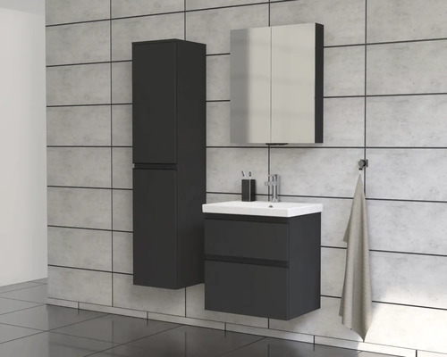 Badrum med tvättställsskåp, spegelskåp och högskåp