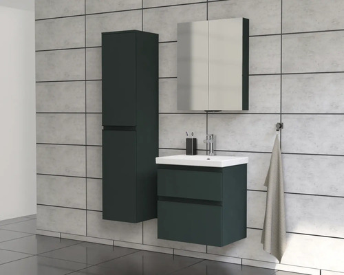 Badrum med underskåp för handfat, spegelskåp och högskåp