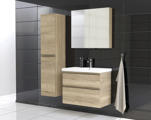 Badrum med tvättställsskåp, spegelskåp och högskåp