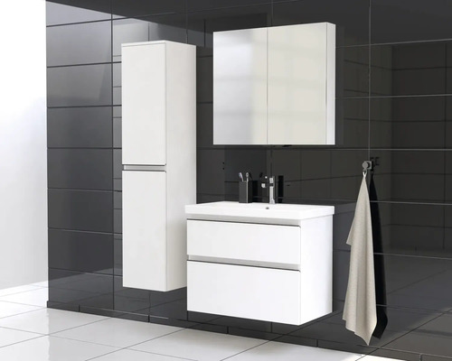 Badrum med tvättställsskåp, spegelskåp och högskåp