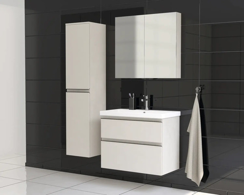 Badrum med tvättställsskåp, spegelskåp och högskåp mot en svart vägg