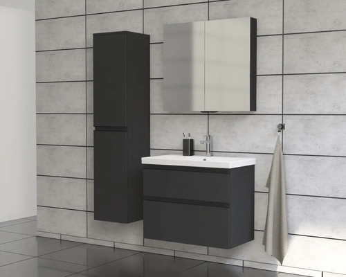 Modernt badrum med tvättställsskåp, spegelskåp och högskåp