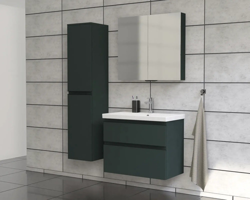 Badrum med tvättställsskåp, spegelskåp och högskåp