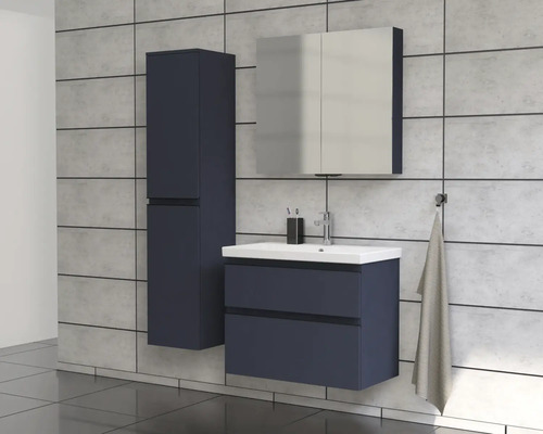 Badrum med tvättställsskåp, spegelskåp och högskåp