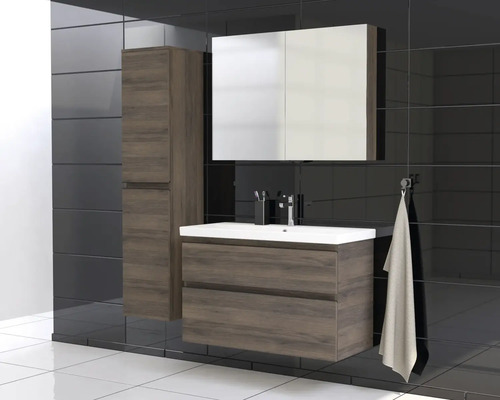 Badrum med tvättställ, spegelskåp och högskåp