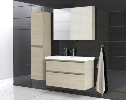 Badrum med tvättställ, spegelskåp och högskåp