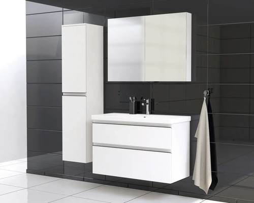 Modern badrumsmöbel med tvättställsskåp, spegelskåp och högskåp mot en bakgrund av svarta plattor