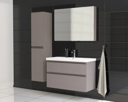 Badrum med tvättställsskåp, spegelskåp och högskåp