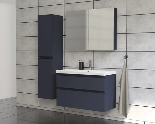 Badrum med tvättställsskåp, spegelskåp och högskåp