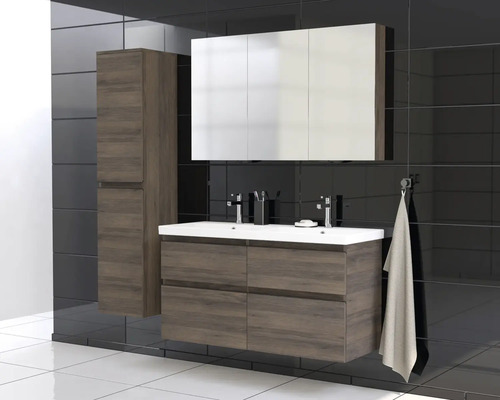 Badrum med tvättställ, spegelskåp och högskåp i träutseende, armaturer och handduk