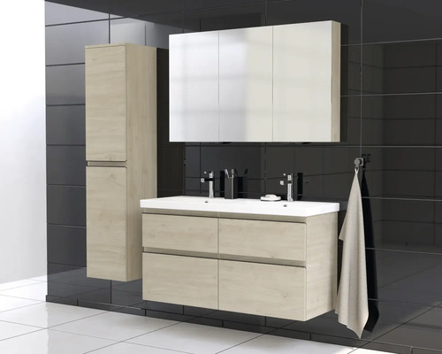 Badrum med tvättställsskåp, spegelskåp och högskåp