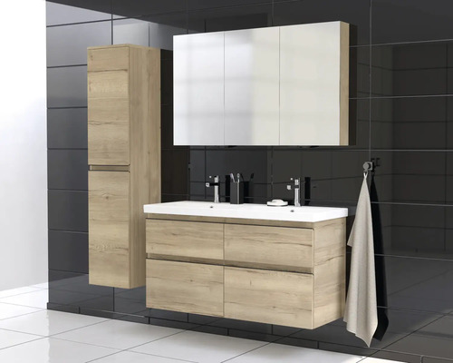 Badrumsset med tvättställsskåp, spegelskåp och högskåp i trälook