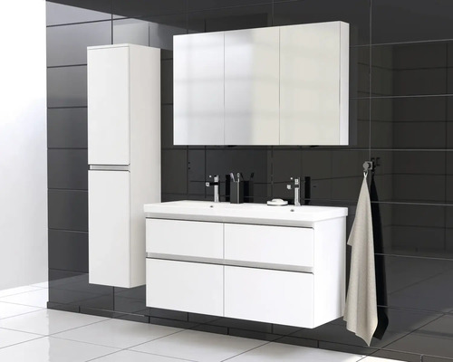 Badrum med vitt tvättställsskåp, spegelskåp och högskåp mot en svart kakelbakgrund