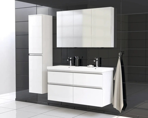 Modern badrumsmöbel med tvättställ, spegelskåp och högskåp