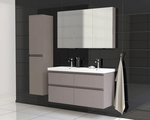 Modernt badrum med tvättställsskåp, spegelskåp och högskåp i enkel design