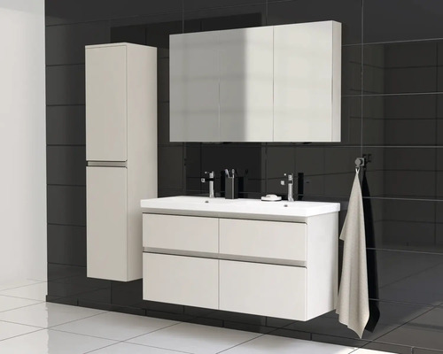 Modern badrumsmöbel med tvättställ, spegelskåp och högskåp