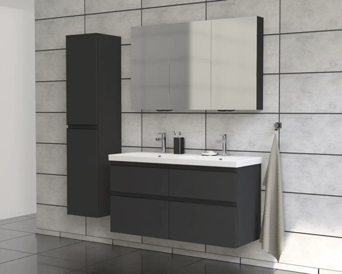 Modernt badrumsmöbelset med tvättställsskåp, spegelskåp och högskåp mot en grå vägg