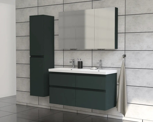 Badrum med tvättställsskåp, spegelskåp och högskåp