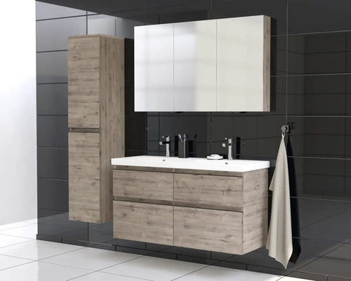 Badrum med tvättställ, spegelskåp och högskåp i trälook