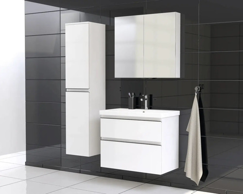 Modernt badrum med vitt tvättställ, spegelskåp och högskåp mot en svart kakelbakgrund