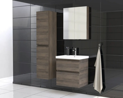 Badrum med tvättställsskåp, spegelskåp och högskåp