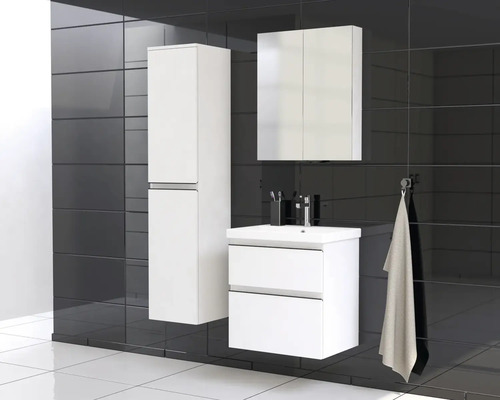 Badrum med tvättställ, spegelskåp och högskåp