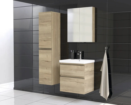 Badrum med tvättställ, spegelskåp och högskåp