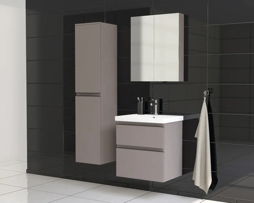 Modernt badrum med tvättställ, spegelskåp och högskåp mot svart kakel.