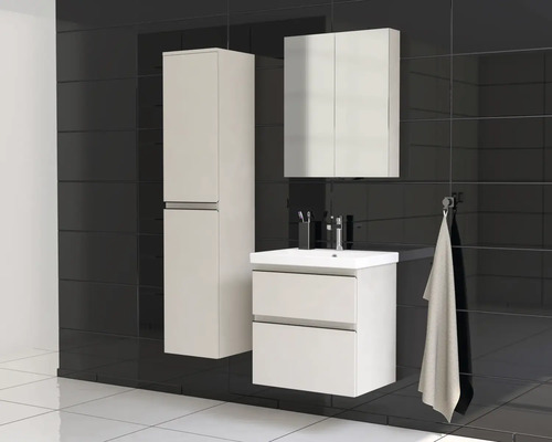 Badrum med tvättställsskåp, spegelskåp och högskåp