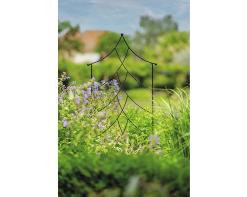 Växtstöd i form av en julgran i en rabatt