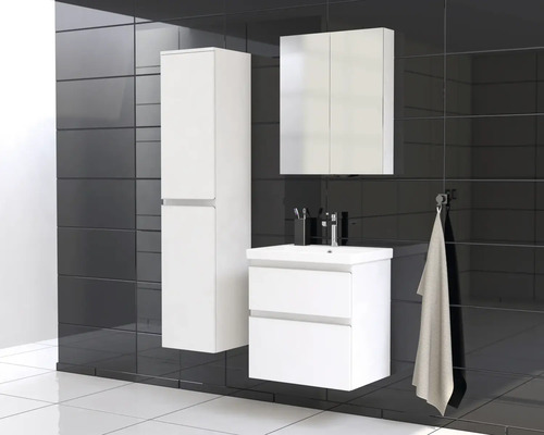 Badrum med högskåp, tvättställsskåp och spegelskåp