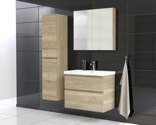 Badrum med tvättställsskåp, spegelskåp och högskåp