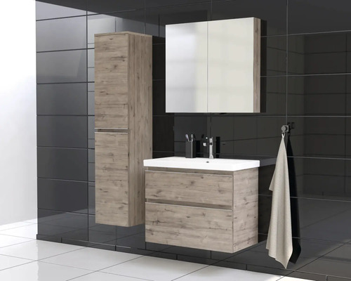 Badrum med tvättställ, spegelskåp och högskåp i trädesign