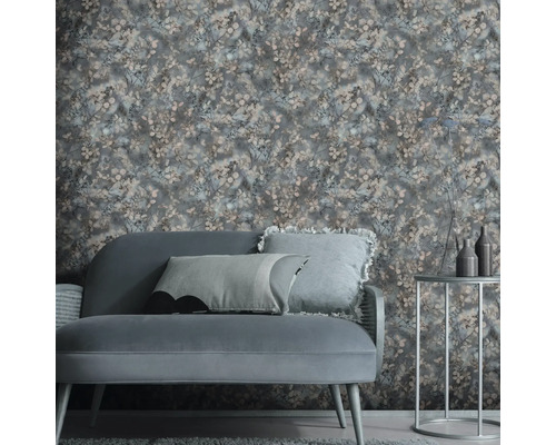 Vardagsrum med blommönstrad tapet, soffa och sidobord