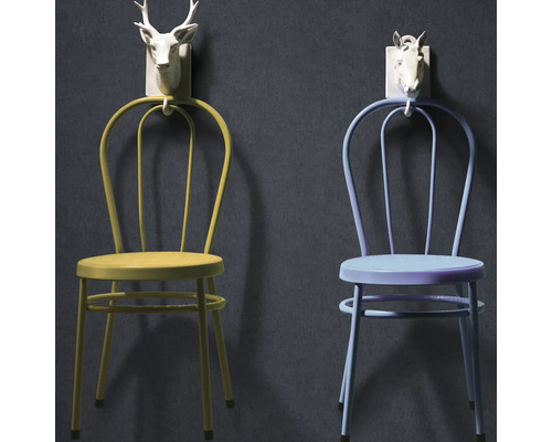 Två stolar dekorerade med väggkrokar med djurhuvud.