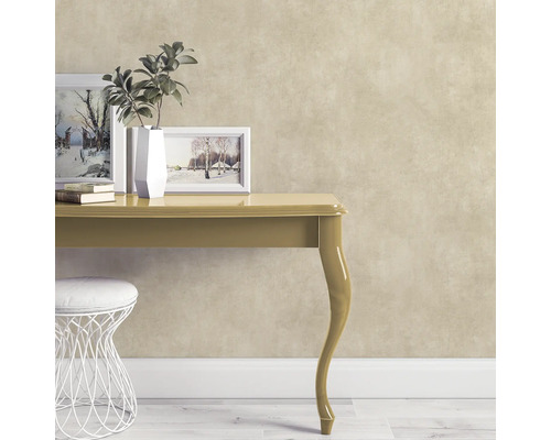 Dekorativt rum med bord, pall, växter och målningar för en mysig atmosfär